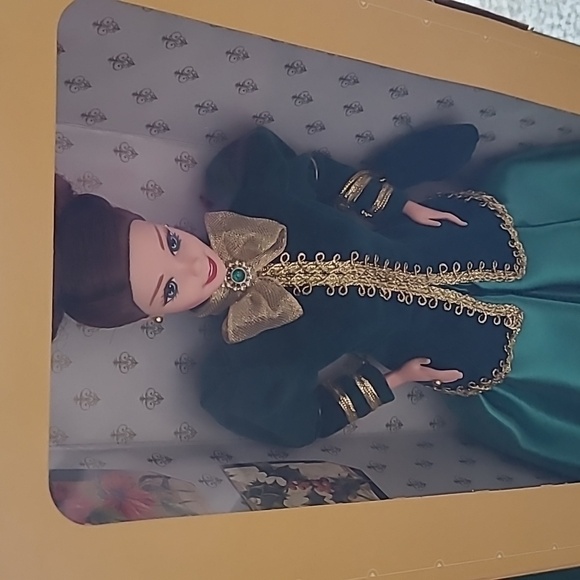 NIB 1996 MATTEL YULETIDE ROMANCE BARBIE THIRD IN A SERIES - Picture 3 of 11